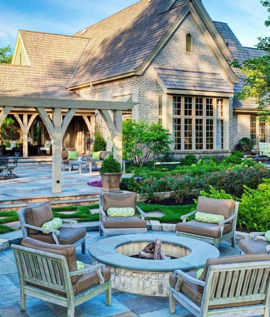 BIG HUGE BACKYARD WITH MOSQUITO MIST AWAY
